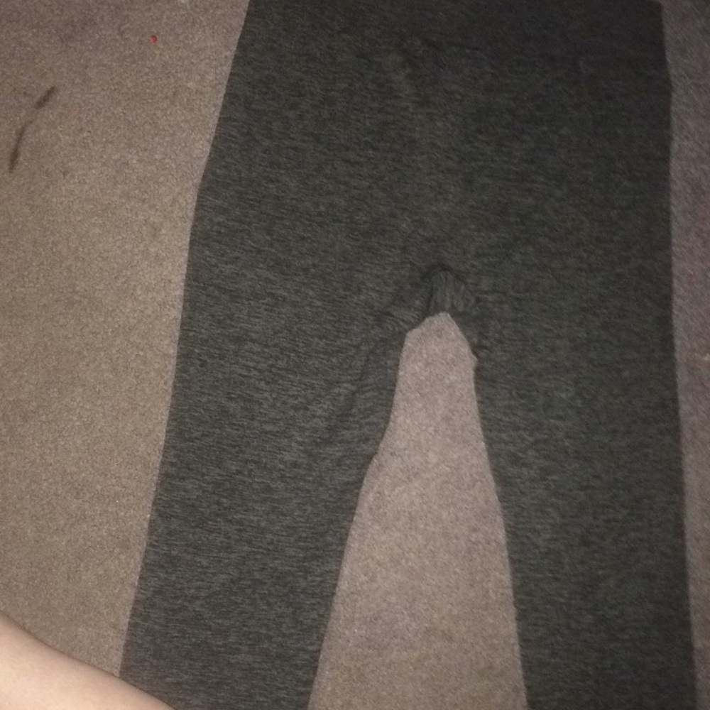 Nice, comfy gray leggings 🥰